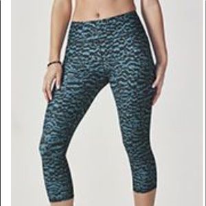 New💙💚Fabletics Salar powerhold capri legging-new